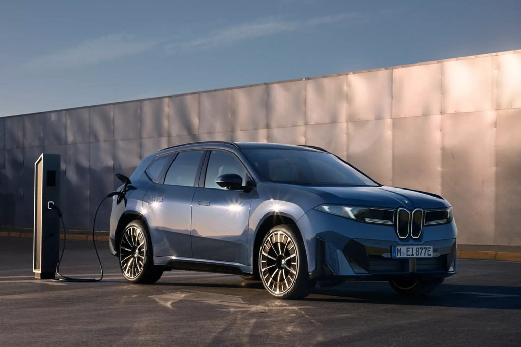 Vue latérale du BMW iX3 électrique