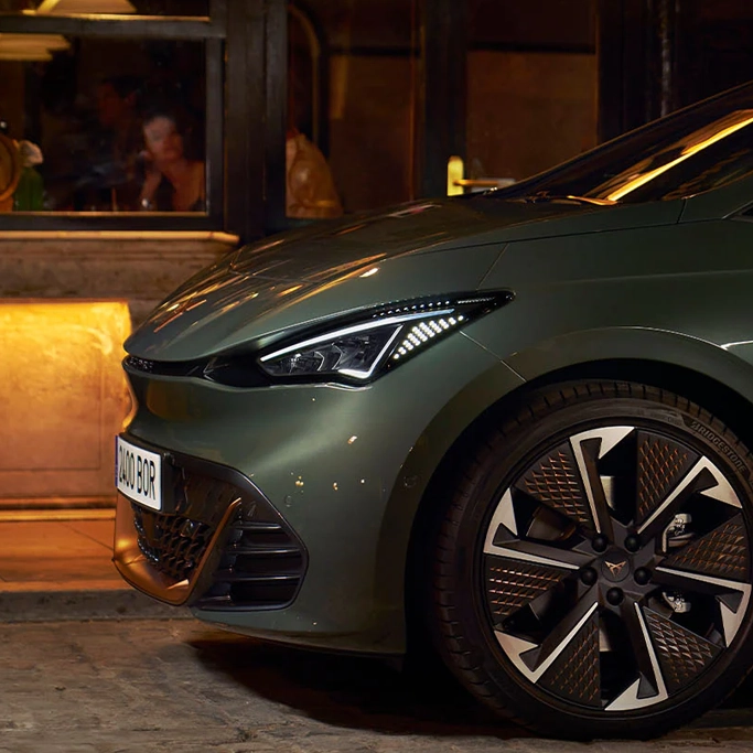 Vue de profil de la Cupra Born électrique stationnée