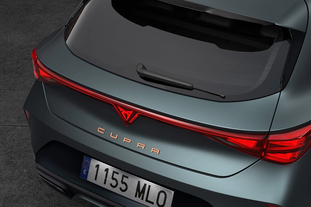 Vue arrière de la Cupra Leon hybride rechargeable sur route