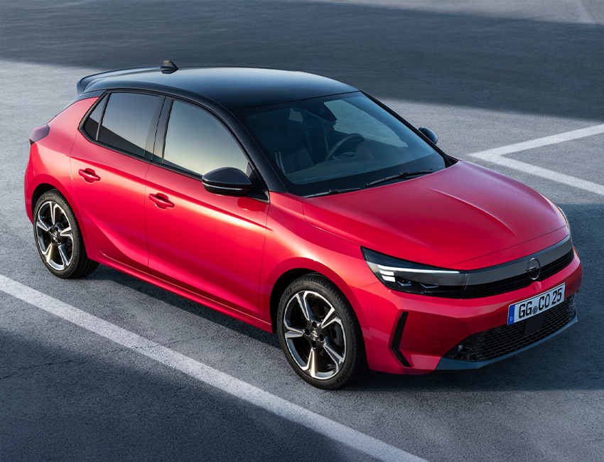 Opel Corsa roulant sur route