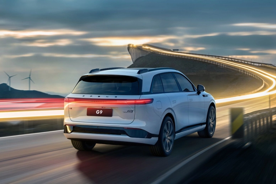 XPENG G9 vu de l’arrière, feux LED allumés