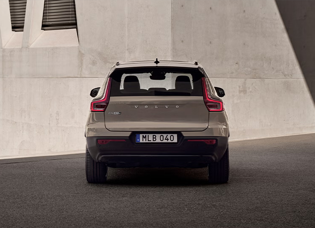 Vue arrière du Volvo EX40 avec tableau de bord digital