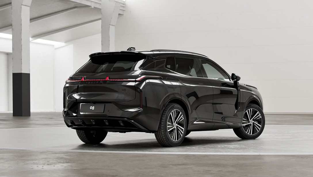 Vue avant du Lynk & Co 08 hybride rechargeable sur fond sombre