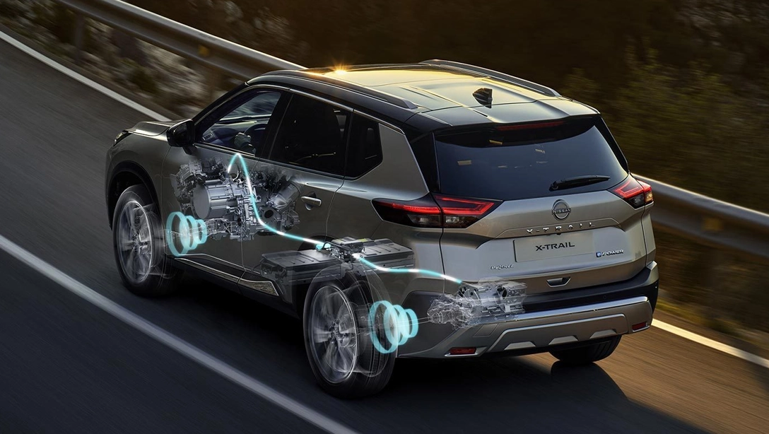 Vue avant du Nissan X-Trail Hybride rechargeable sur fond sombre