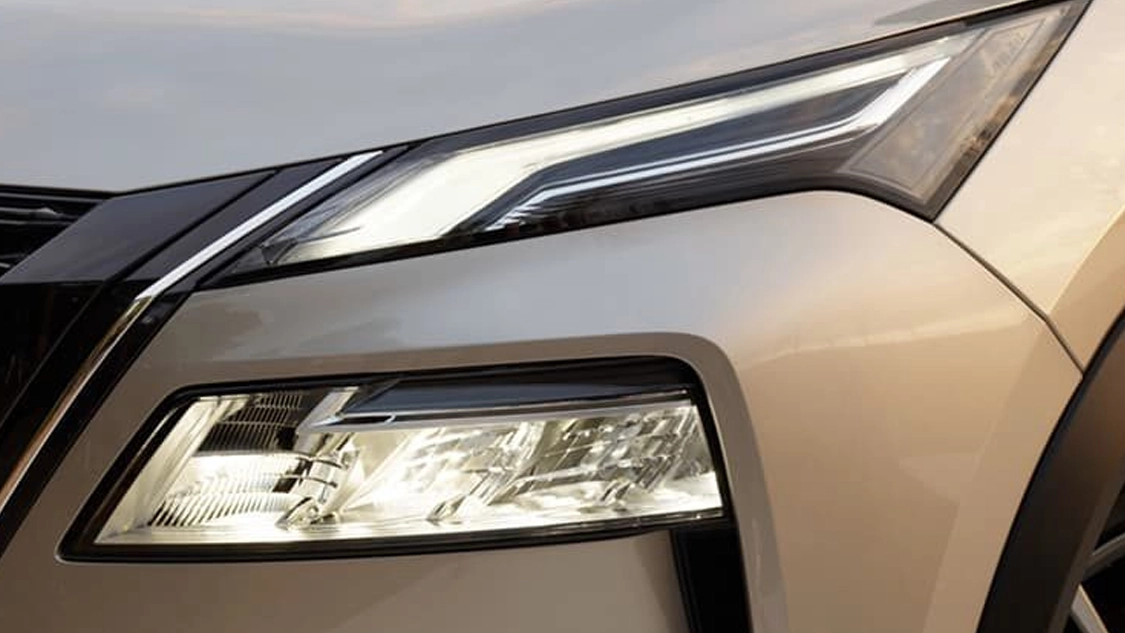 Vue avant du Nissan X-Trail Hybride rechargeable phare